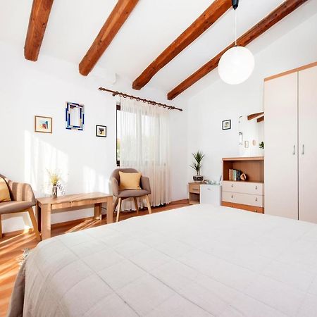 Studio And Room Tea Ровинь Экстерьер фото