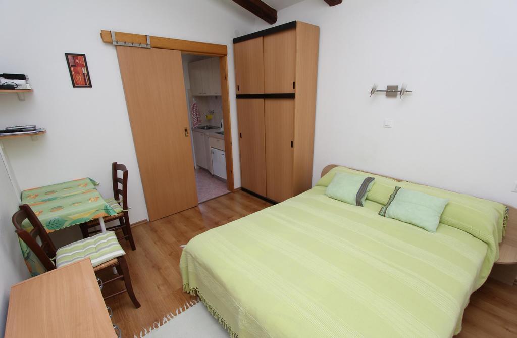 Studio And Room Tea Ровинь Экстерьер фото